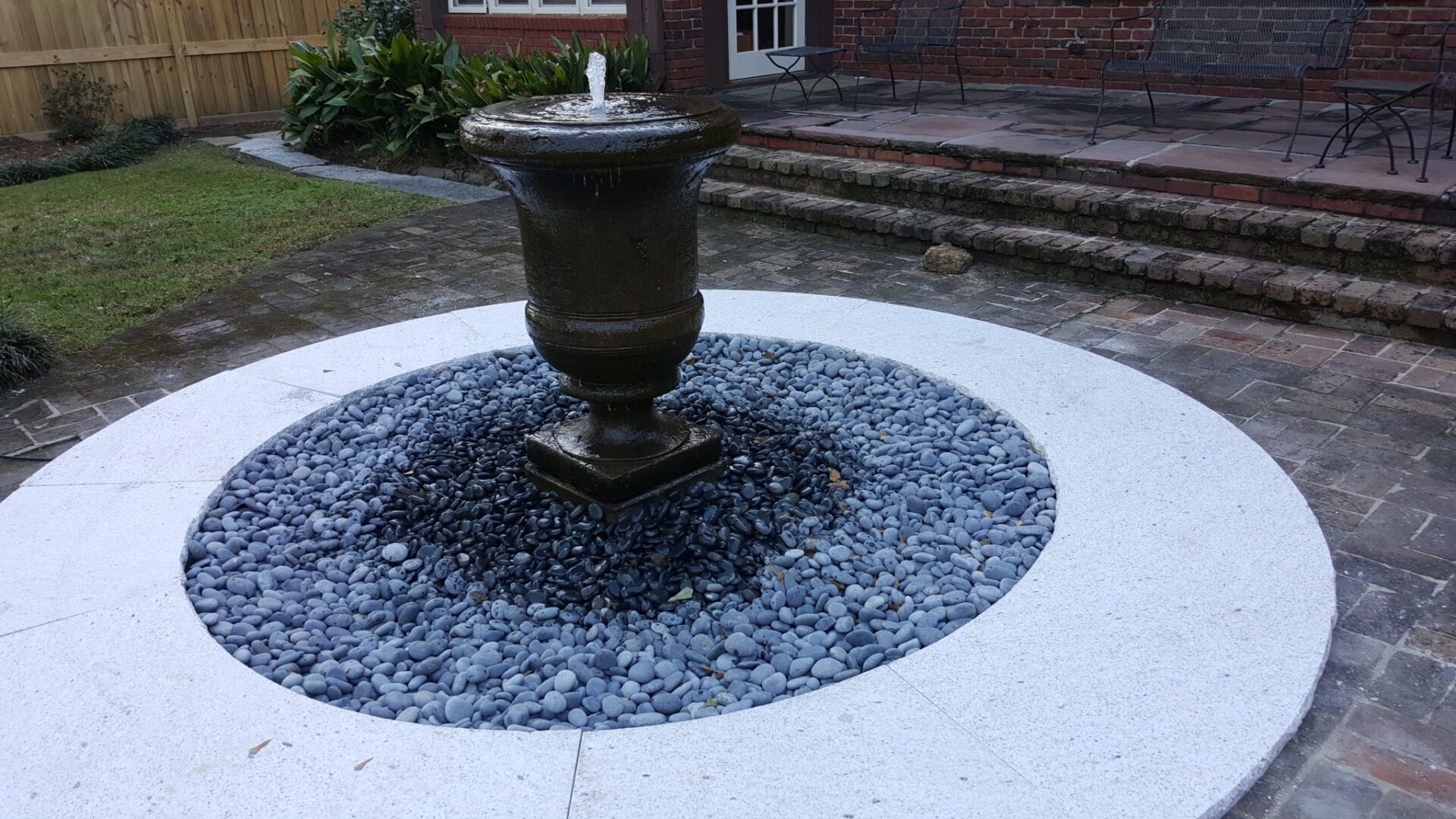 A fountain in the middle of a circular area.